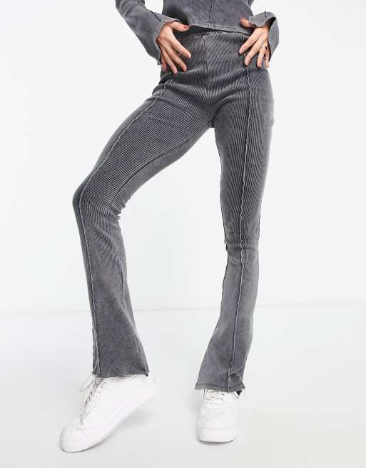 ASOS DESIGN - Pantaloni a zampa in tessuto a coste, colore nero slavato in coordinato