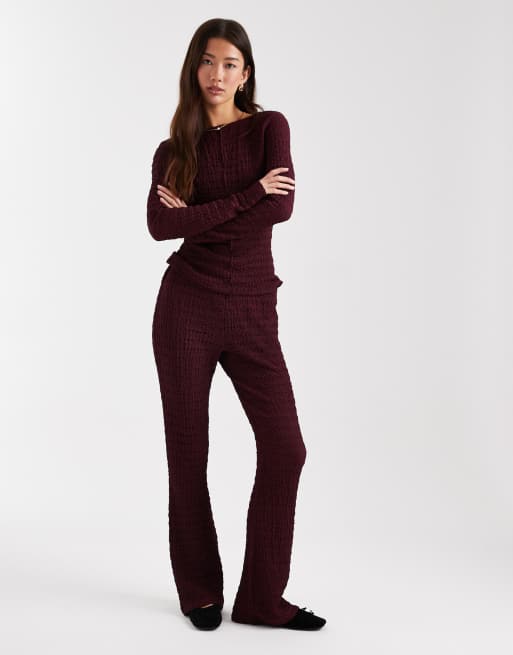 ASOS DESIGN - Mix & Match - Top a maniche lunghe con scollo rotondo sul retro e cuciture e pantaloni a fondo ampio bordeaux testurizzati, 4 di 5