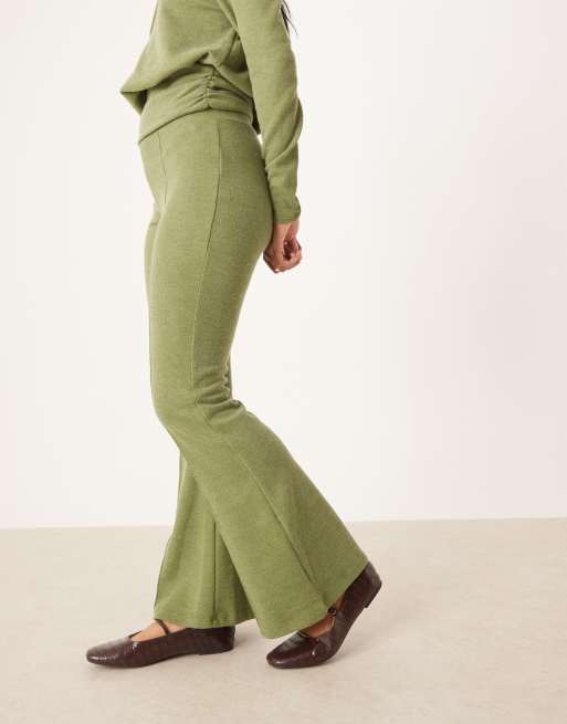 ASOS DESIGN - Pantaloni a zampa morbidissimi kaki in coordinato, 2 di 5