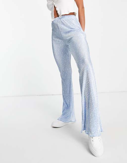 ASOS DESIGN - Pantaloni a zampa plissé blu a fiori, 2 di 4