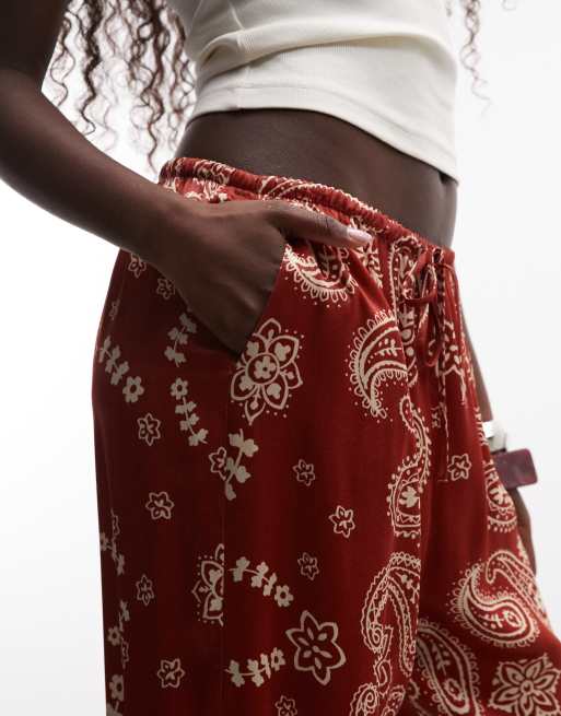 ASOS DESIGN pantaloni ampi in raso con stampa paisley rossa coordinato, 4 di 5
