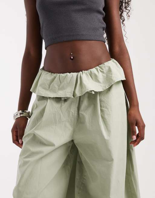 ASOS DESIGN pantaloni ampi plissettati in popeline con risvolto in verde salvia, 3 di 5