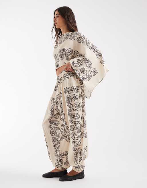 ASOS DESIGN - Coordinato marrone con stampa bandana con pantaloni a palloncino, 3 di 4