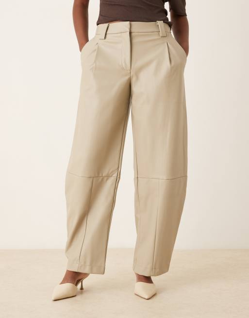 ASOS DESIGN - Pantaloni bombati sartoriali in pelle sintetica color pietra