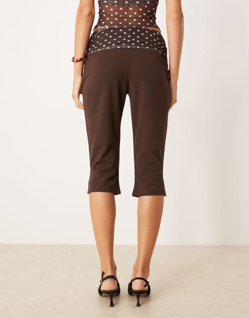 ASOS DESIGN - Pantaloni capri marroni con dettaglio in rete a pois in coordinato, 4 di 5