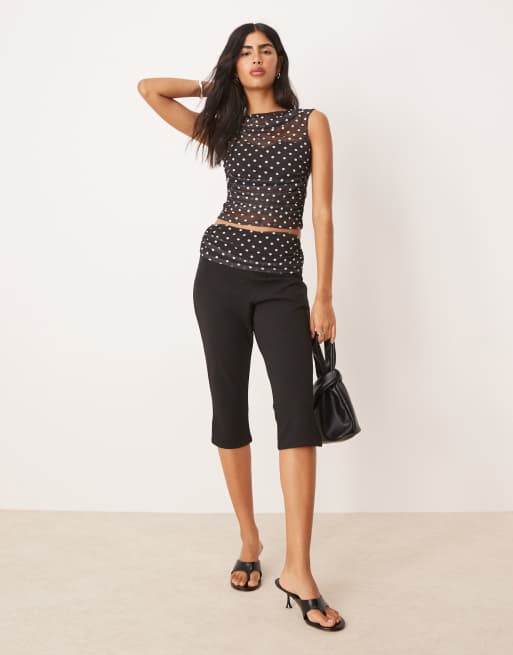 ASOS DESIGN - Pantaloni capri neri con dettaglio in rete a pois in coordinato