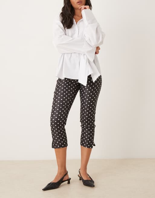 ASOS DESIGN - Pantaloni Capri taglio lungo in bengalina neri a pois bianchi con spacchetto sul fondo
