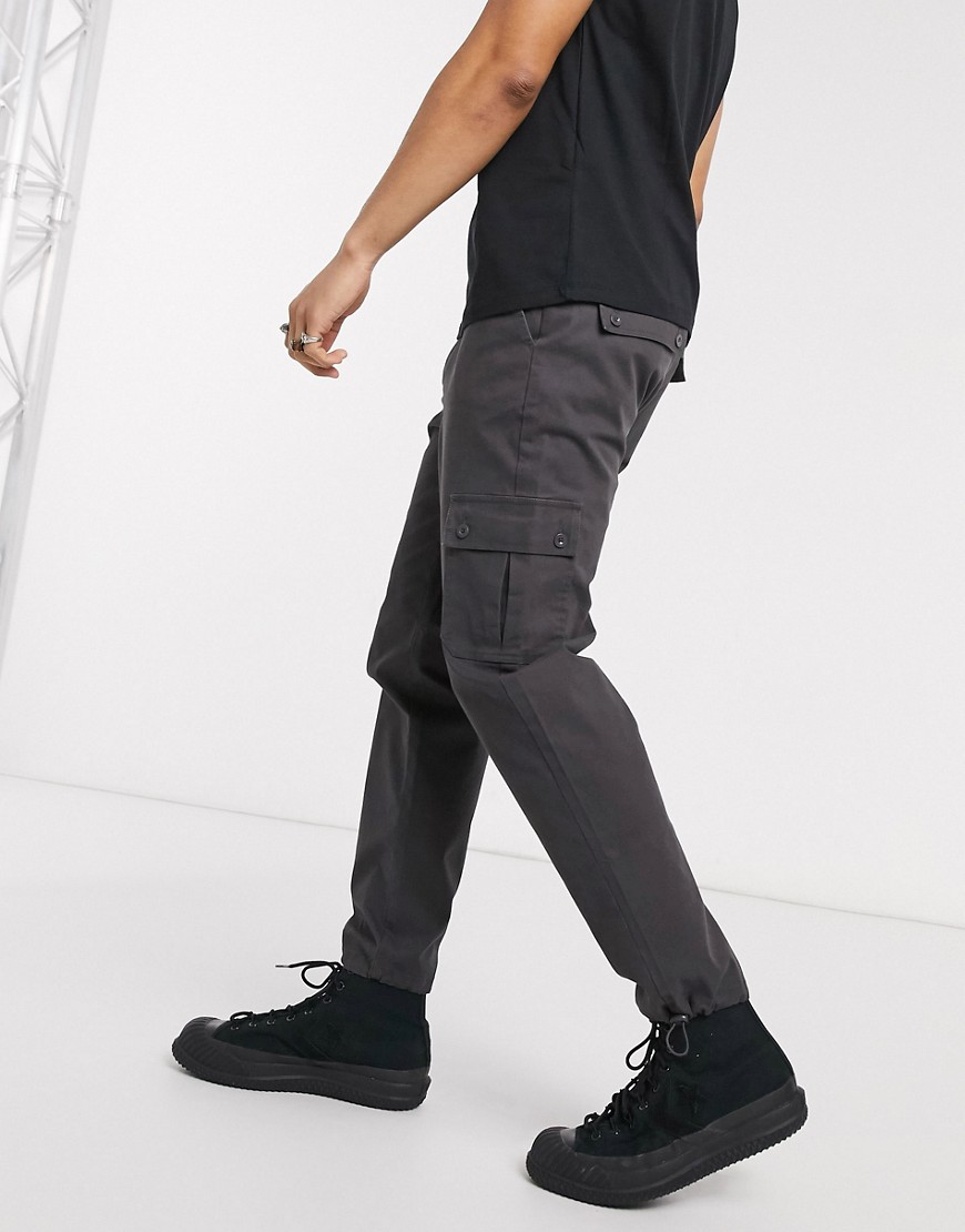 ASOS DESIGN - Pantaloni cargo affusolati con fermacorda nero slavato