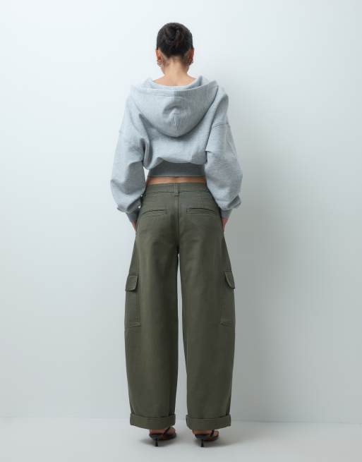 ASOS DESIGN pantaloni cargo con fondo arrotolato e dettaglio tasche in kaki slavato, 4 di 5