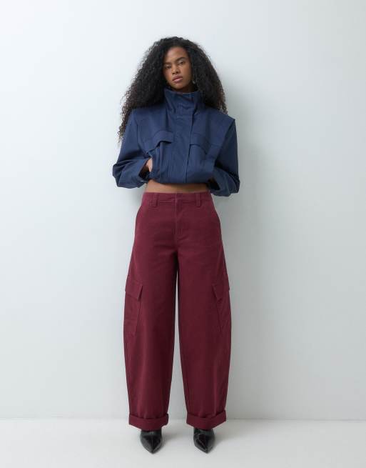 ASOS DESIGN pantaloni cargo con fondo risvoltato e dettaglio tasche bordeaux, 1 di 5