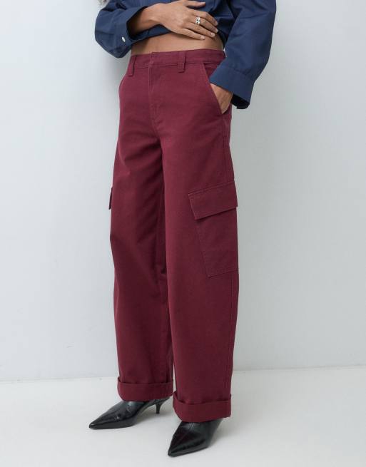ASOS DESIGN pantaloni cargo con fondo risvoltato e dettaglio tasche bordeaux, 5 di 5