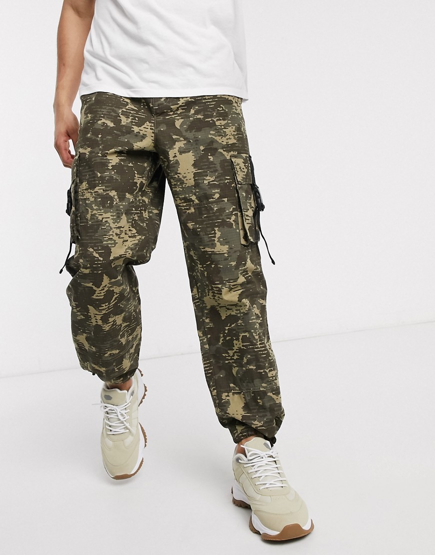 ASOS DESIGN - Pantaloni cargo mimetici con fondo ampio-Verde