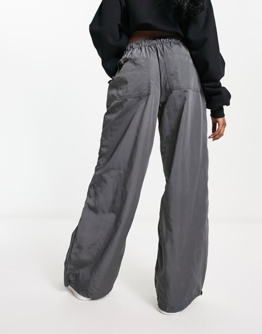 ASOS DESIGN - Pantaloni cargo parachute in tessuto tecnico grigio con cintura, 2 di 4