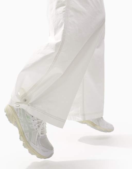 ASOS DESIGN - Pantaloni cargo stile parachute bianchi con fondo aperto, 2 di 4