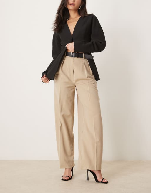 ASOS DESIGN - Pantaloni comodi sartoriali color pietra con cintura in pelle sintetica