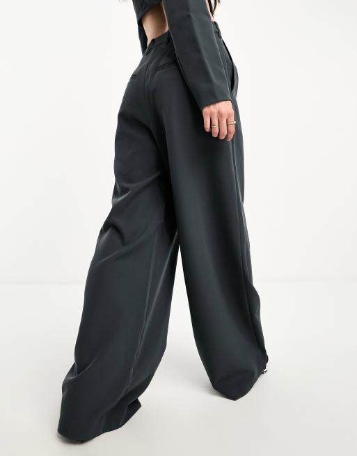 ASOS DESIGN - Pantaloni con fondo ampio e pieghe frontali antracite, 4 di 4