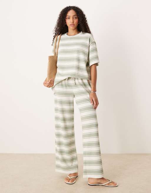 ASOS DESIGN - Pantaloni con fondo ampio in maglia a righe color salvia in coordinato