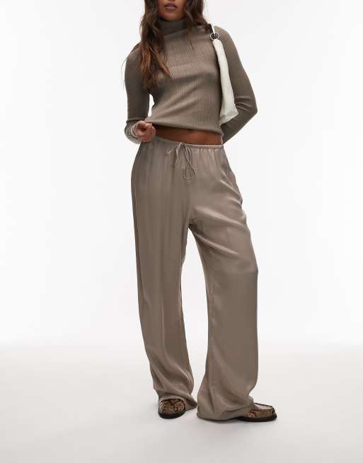 ASOS DESIGN - Pantaloni con fondo ampio in raso color moka in coordinato