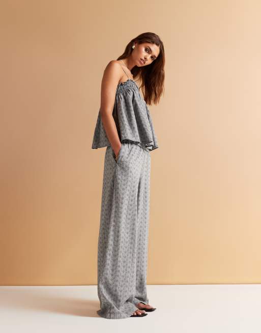 ASOS DESIGN - Pantaloni con fondo ampio in sangallo grigio slavato arricciati in vita in coordinato