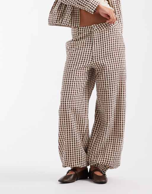 ASOS DESIGN pantaloni coordinati balloon a quadretti marroni, 3 di 5