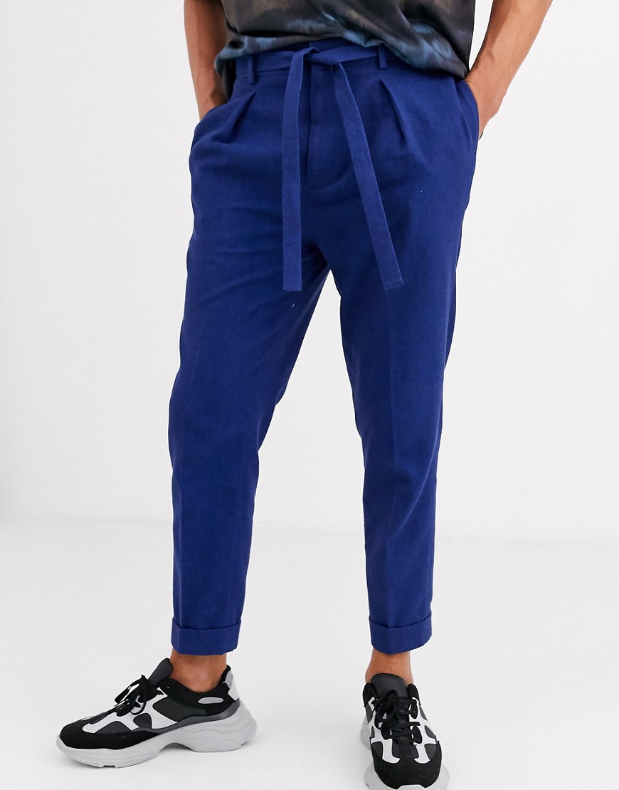 ASOS DESIGN - Pantaloni corti affusolati blu navy con risvolto