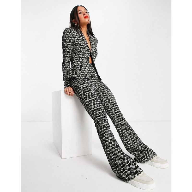Donna Pantaloni a zampa DESIGN - Pantaloni da abito a zampa in jersey color menta con stampa geometrica 