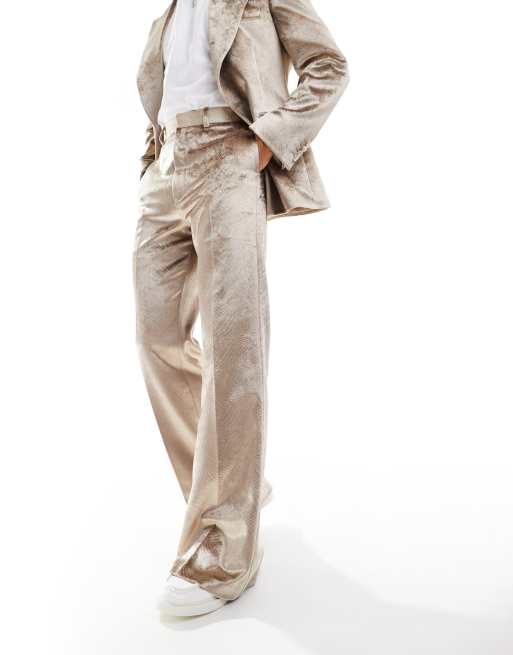 ASOS DESIGN - Pantaloni da abito a zampa in velluto color oro goffrato