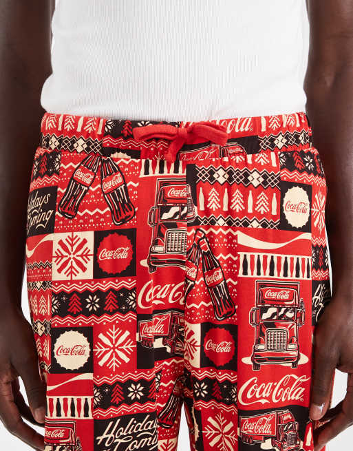 ASOS DESIGN - Pantaloni da casa natalizi rossi con grafica Coca Cola, 4 di 4
