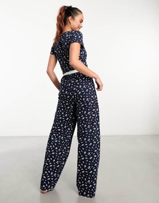 ASOS DESIGN Pantaloni del pigiama mix match blu navy con stampa a fiorellini fascia in vita esposta e finiture a festoncino ASOS
