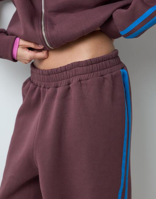 ASOS DESIGN pantaloni della tuta co-ord a gamba larga con dettaglio a righe marrone con riga blu, 2 di 5