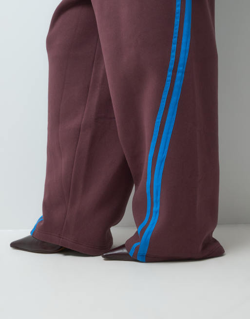 ASOS DESIGN pantaloni della tuta co-ord a gamba larga con dettaglio a righe marrone con riga blu, 4 di 5