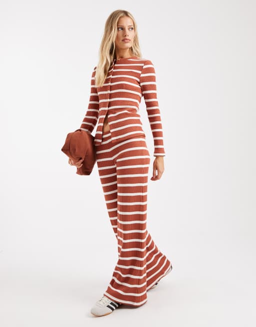 ASOS DESIGN - Pantaloni dritti a coste color ruggine a righe bianche in coordinato