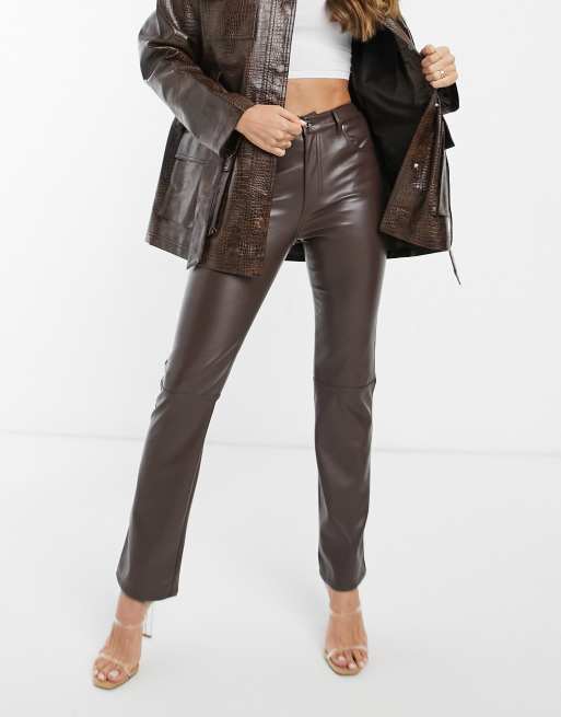 ASOS DESIGN - Pantaloni dritti a vita medio alta anni '90 in ecopelle PU cioccolato