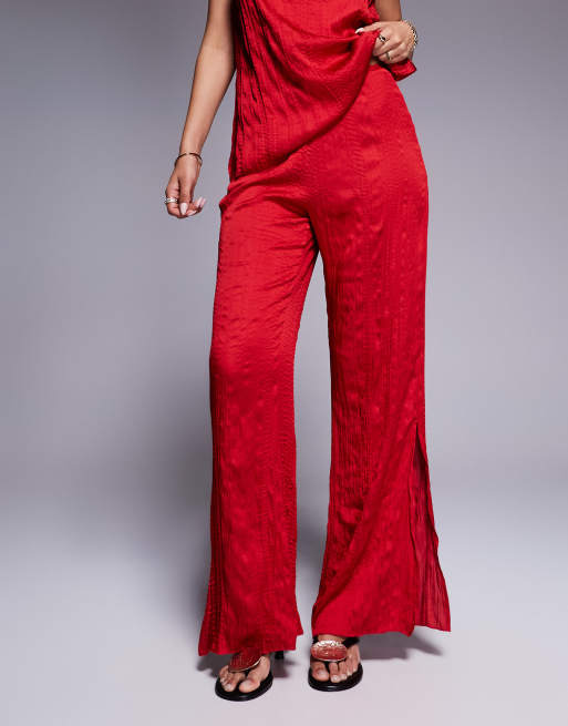 ASOS DESIGN - Pantaloni dritti con spacchi in raso stropicciato rosso ciliegia in coordinato, 3 di 4