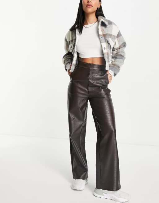 ASOS DESIGN - Pantaloni dritti in ecopelle PU, marrone cioccolato effetto coccodrillo