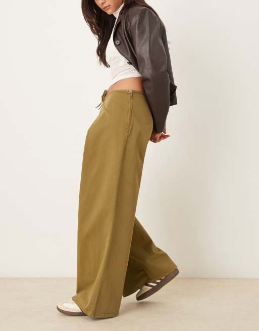 ASOS DESIGN - Pantaloni effetto carta verde oliva con risvolto e allacciatura sul davanti, 2 di 5