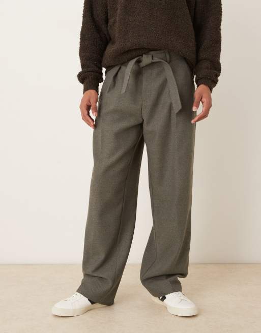 ASOS DESIGN - Pantaloni eleganti a fondo ampio grigio antracite in lana con motivo a spina di pesce, pieghe e cintura