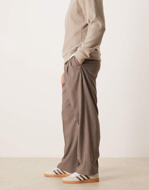 ASOS DESIGN - Pantaloni eleganti a fondo ampio in flanella marrone con tre pieghe, 3 di 5
