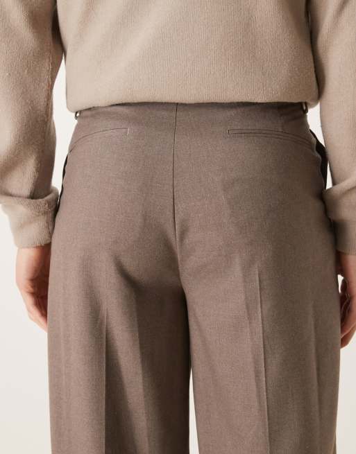 ASOS DESIGN - Pantaloni eleganti a fondo ampio in flanella marrone con tre pieghe, 5 di 5