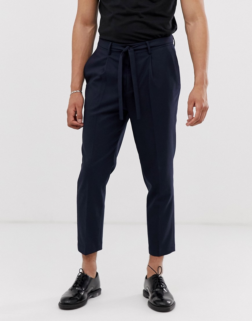 ASOS DESIGN - Pantaloni eleganti affusolati cropped allacciati in vita blu navy