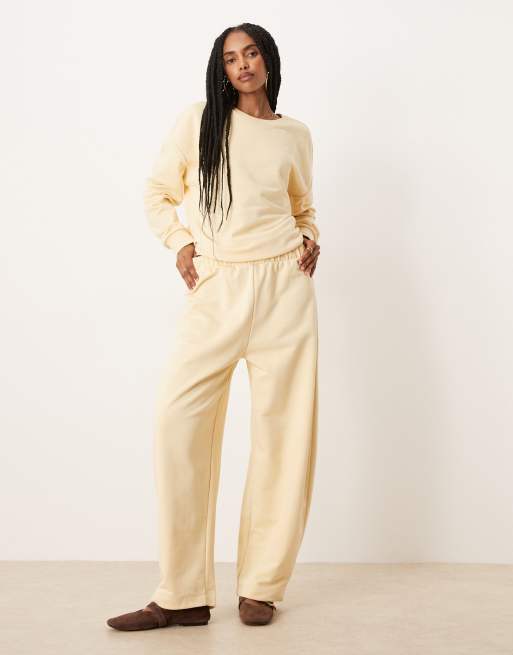 ASOS DESIGN - Pantaloni felpati a cilindro color latticello in coordinato