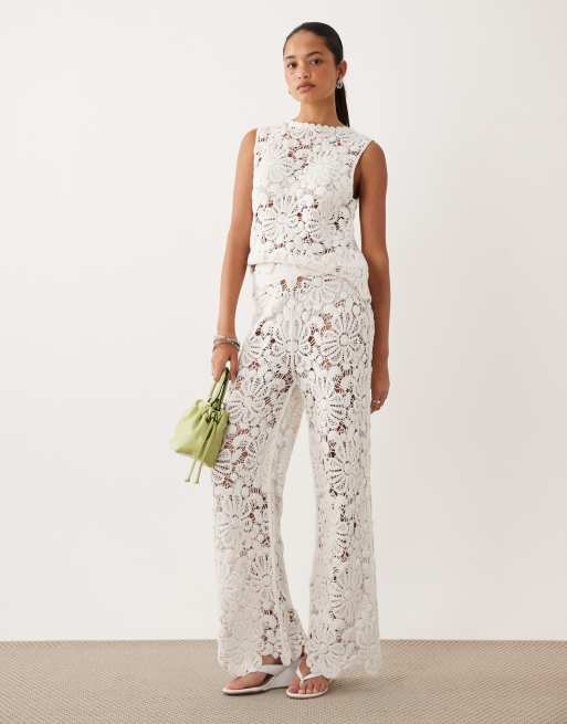 ASOS DESIGN - Coordinato bianco composto da top senza maniche e pantaloncini in maglia all'uncinetto, 2 di 3