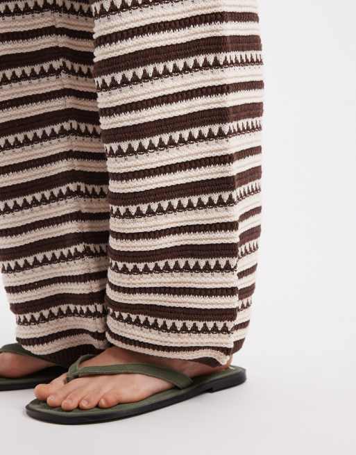 ASOS DESIGN - Pantaloni in maglia all'uncinetto marrone a righe in coordinato, 4 di 5