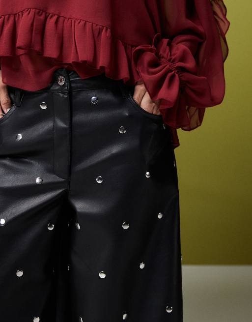 ASOS DESIGN - Pantaloni in pelle sintetica neri con borchie, 3 di 5