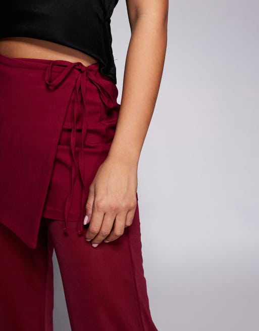 ASOS DESIGN - Pantaloni in tessuto a rete misto color bacca con gonna sovrapposta allacciata lateralmente, 4 di 5