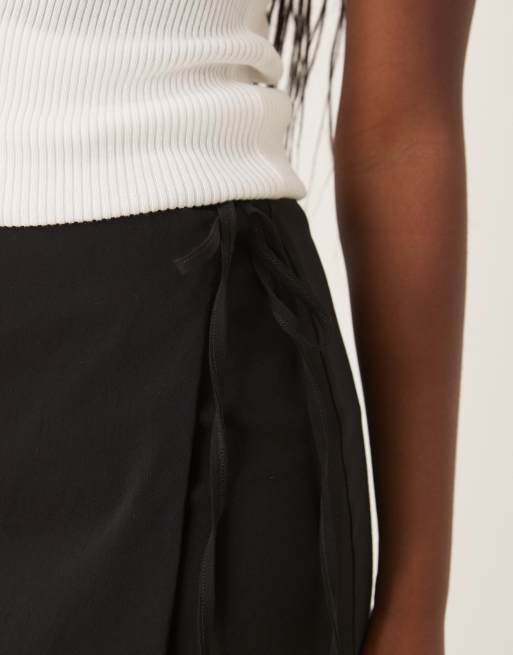  ASOS DESIGN - Pantaloni in tessuto a rete misto neri con gonna sovrapposta allacciata lateralmente, 4 di 5