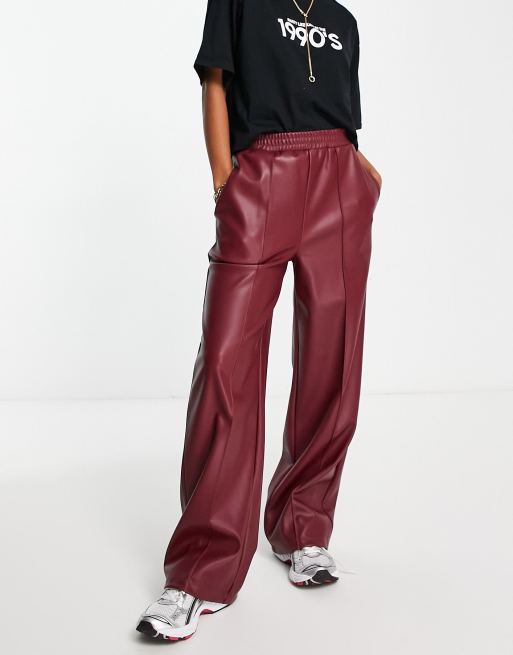 ASOS DESIGN - Pantaloni joggers dritti elasticizzati in pelle sintetica color vino