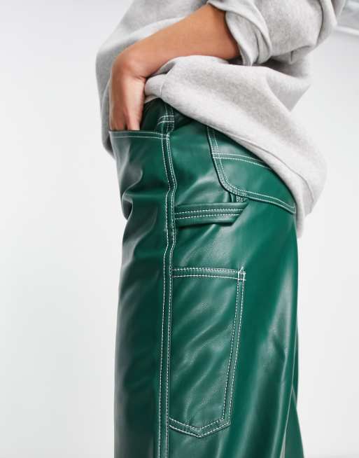 ASOS DESIGN - Pantaloni minimal cargo in pelle sintetica verde con cuciture a contrasto, 3 di 4