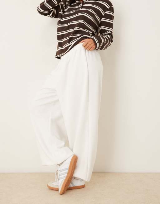ASOS DESIGN - Pantaloni morbidissimi a palloncino bianco inverno in coordinato, 5 di 5