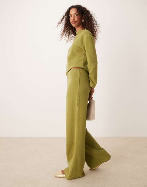 ASOS DESIGN - Pantaloni morbidissimi con fondo ampio color oliva in coordinato